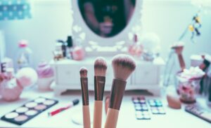 Tajemnice makijażu: Jak podkreślić naturalne piękno?