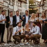 Grupa młodych ludzi na tradycyjnej niemieckiej imprezie polterabend na zewnątrz wieczorem